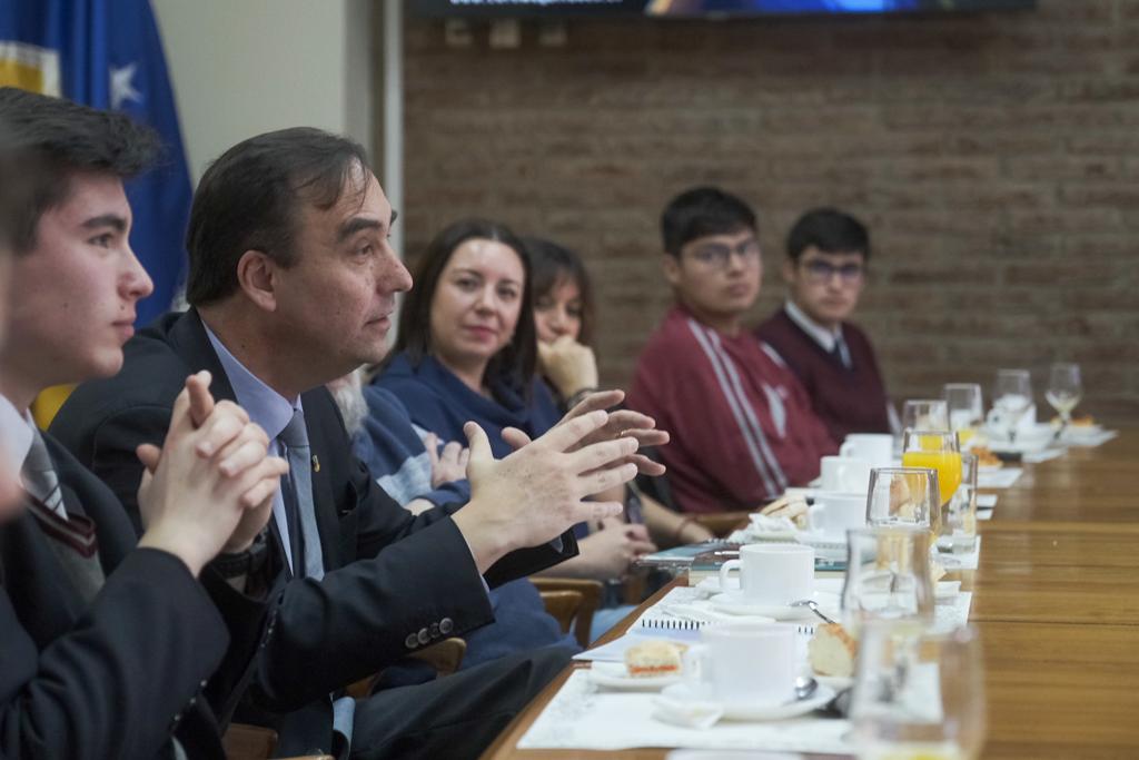 LIDERES ESTUDIANTILES SE REUNEN CON GOBERNADOR FLIES CON EL OBJETIVO DE